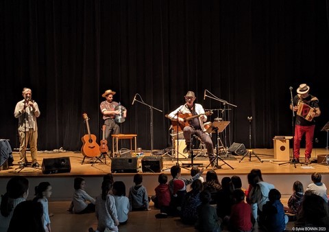 Les photos des musiciens du bal pour enfants de la compagnie BALAO. Musique pour danser.Le Photos du bal pour enfants de la compagnie Balao spectacle musical centre aérés mairie comité d'entreprise