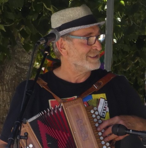 Bertrand Thierry Bertrand THIERRY musicien bal pour enfants, jeune public, accordéon diatonique, percussions